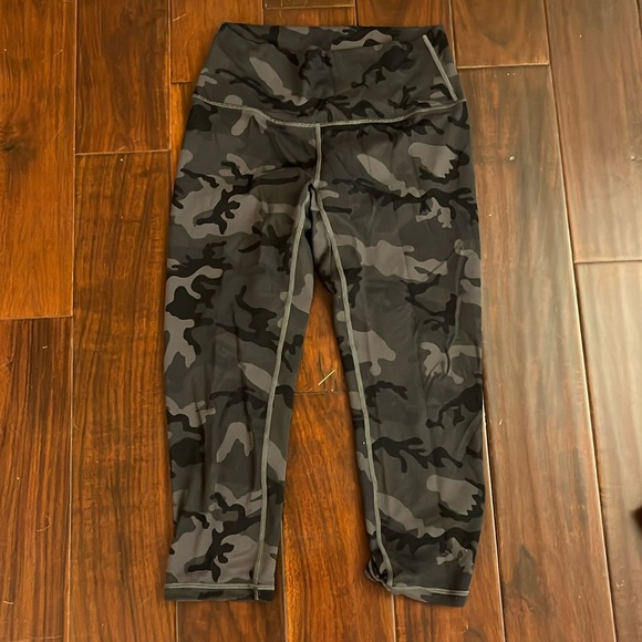 Zyia cropped camo leggings size 4 - Picture 1 of 2